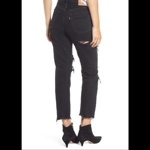 Levi’s 501 Crop Jeans in Black Mark